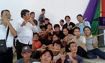 Korem Sihombing with Muda mudi Gereja HKBP Ciputat